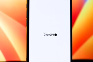 El fabricante de teléfonos finlandés HMD incluye un chatbot de IA indio en su nuevo smartphone para llegar al mercado local