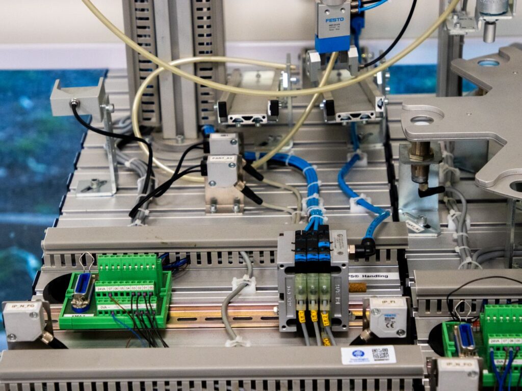 Sistema de cableado y sensores en un entorno industrial para mantenimiento predictivo con IA