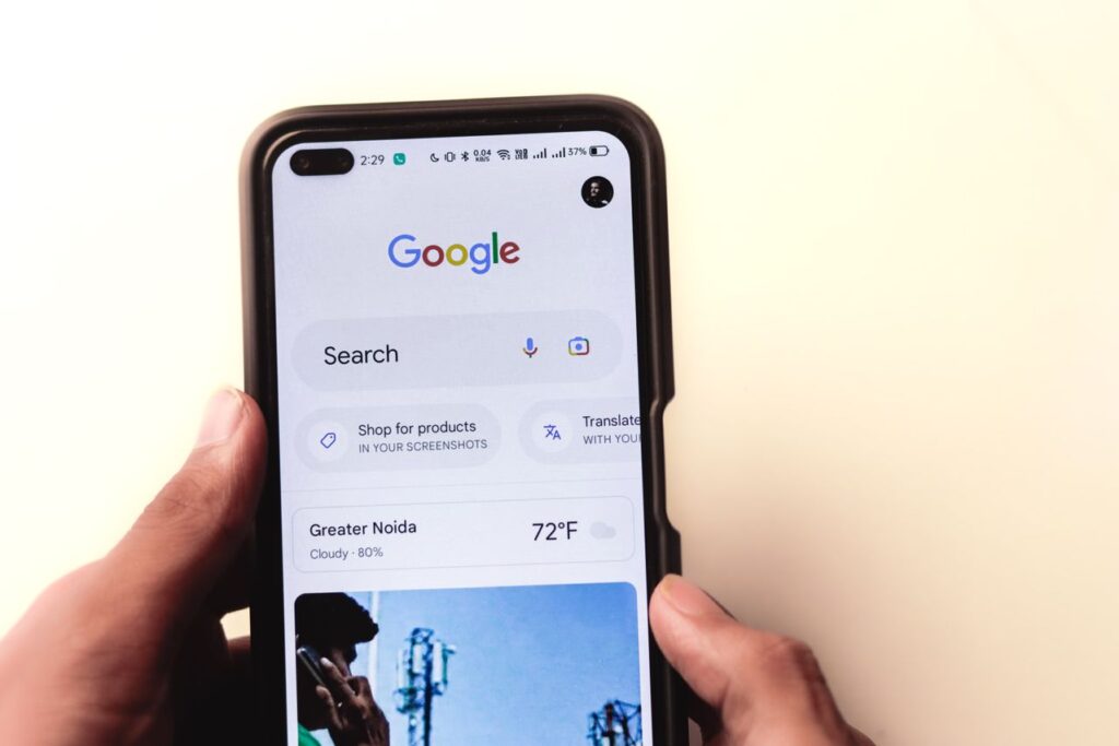 Persona con smartphone escribiendo reseñas en Google Business Profil