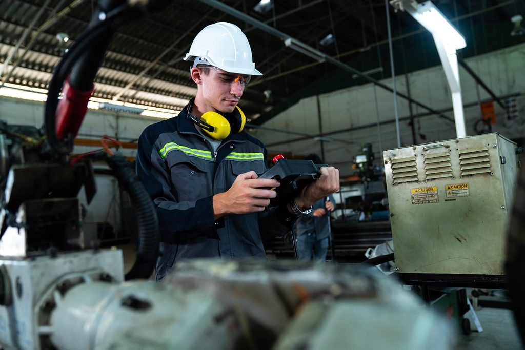 Técnico de mantenimiento predictivo con IA en un entorno industrial