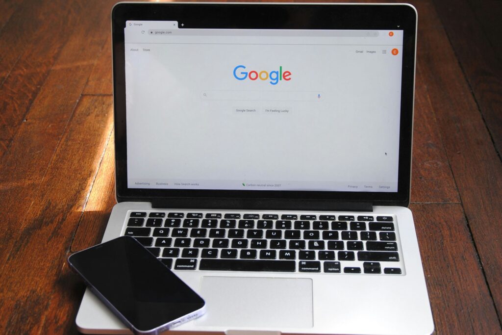 usuario se dispone a gestionar una reseña para mejorar su reputación online en Google