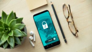 Ciberseguridad en el trabajo híbrido: riesgos reales y cómo proteger tu empresa durante el teletrabajo