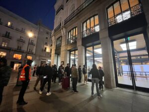 El furor por el iPhone Duo llega a las tiendas: horas de espera para adquirir el plegable de 2.300 euros frente a los acampados de Sol